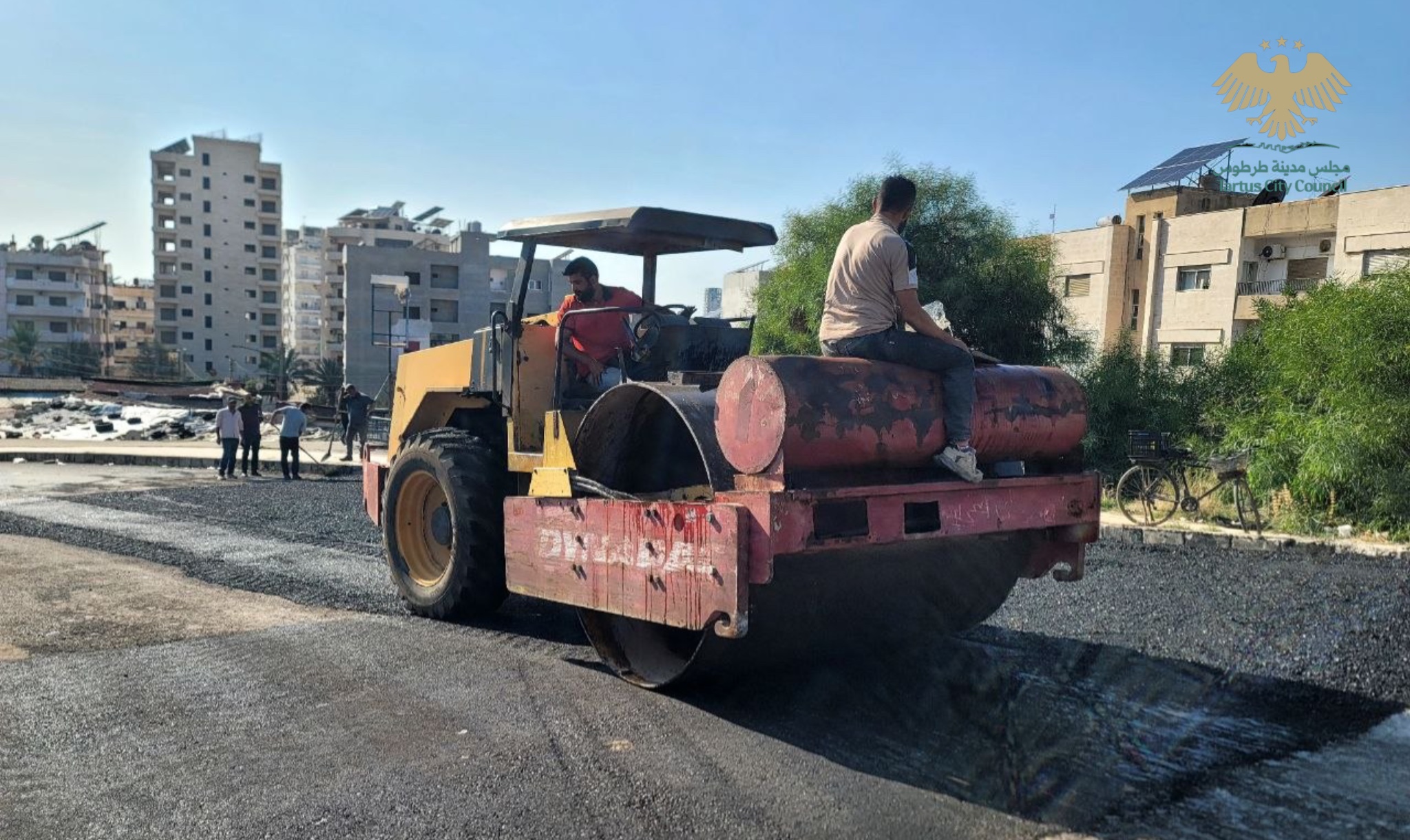 مجلس مدينة طرطوس يواصل صيانة الطرقات ويعالج الهبوط على جسر بسام حمشو
