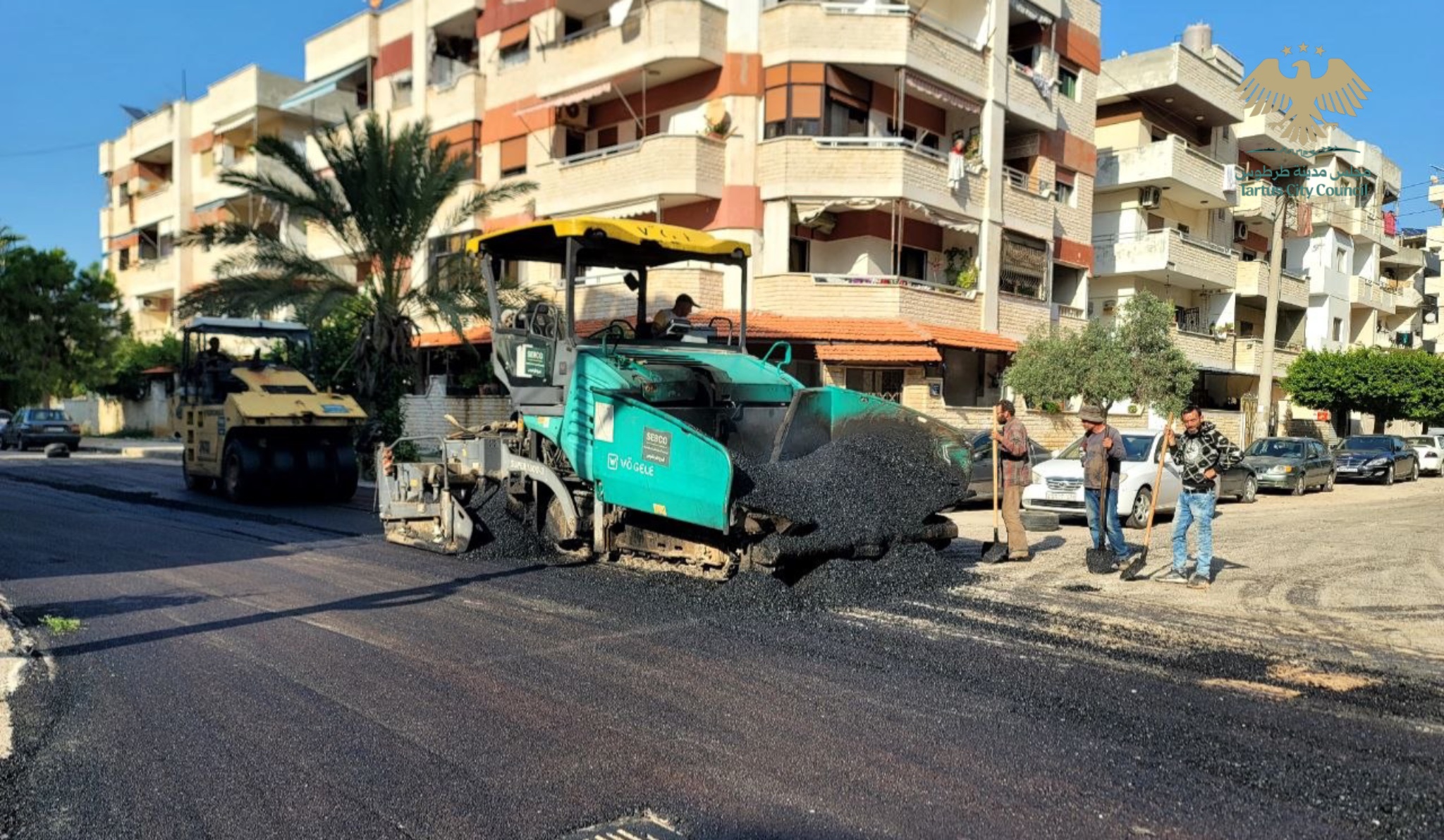 مجلس مدينة طرطوس يواصل صيانة الطرقات ويعالج الهبوط على جسر بسام حمشو